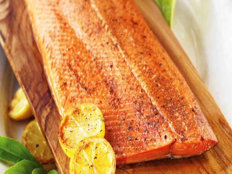 This gift pack includes 8 lbs of silver salmon portions, 2 cedar planks, and a bottle of Salmon Rub for $189.50 with free shipping. 