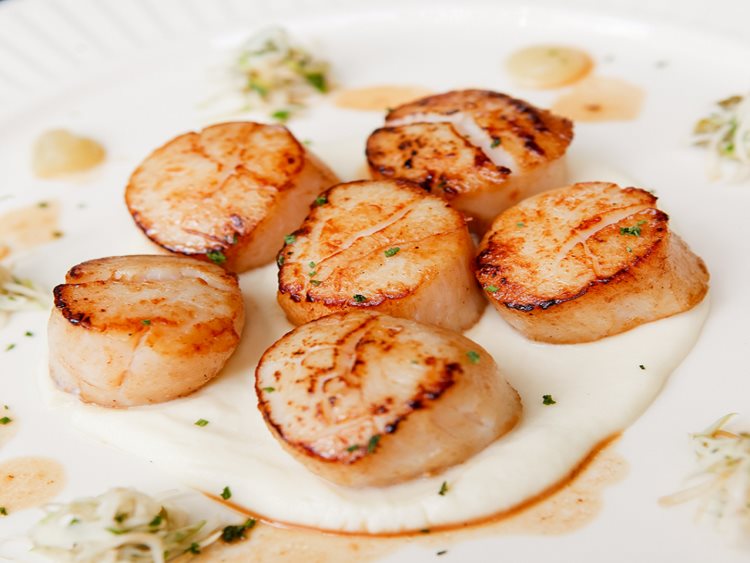 Our Colossal Sized Scallops are 100% dry with a tender and flaky texture. 